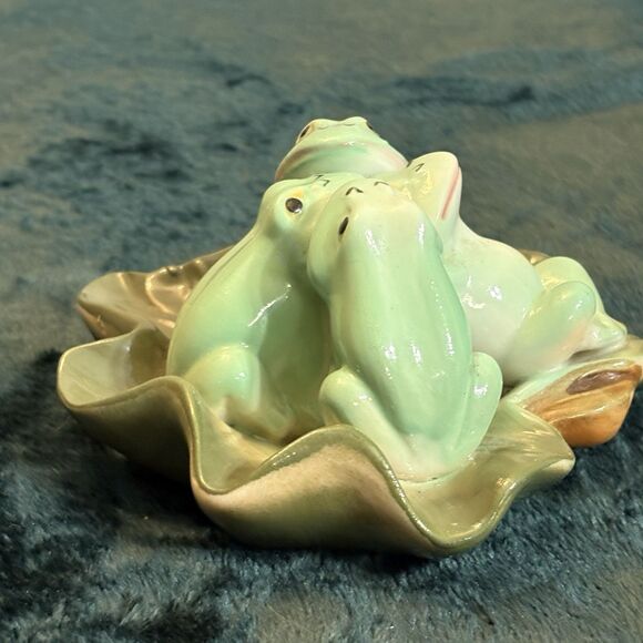 Four Green Frogs Lounging On A Lily Pad Ceramic Figurine Vintage Fairy Cottage - Picture 4 of 7